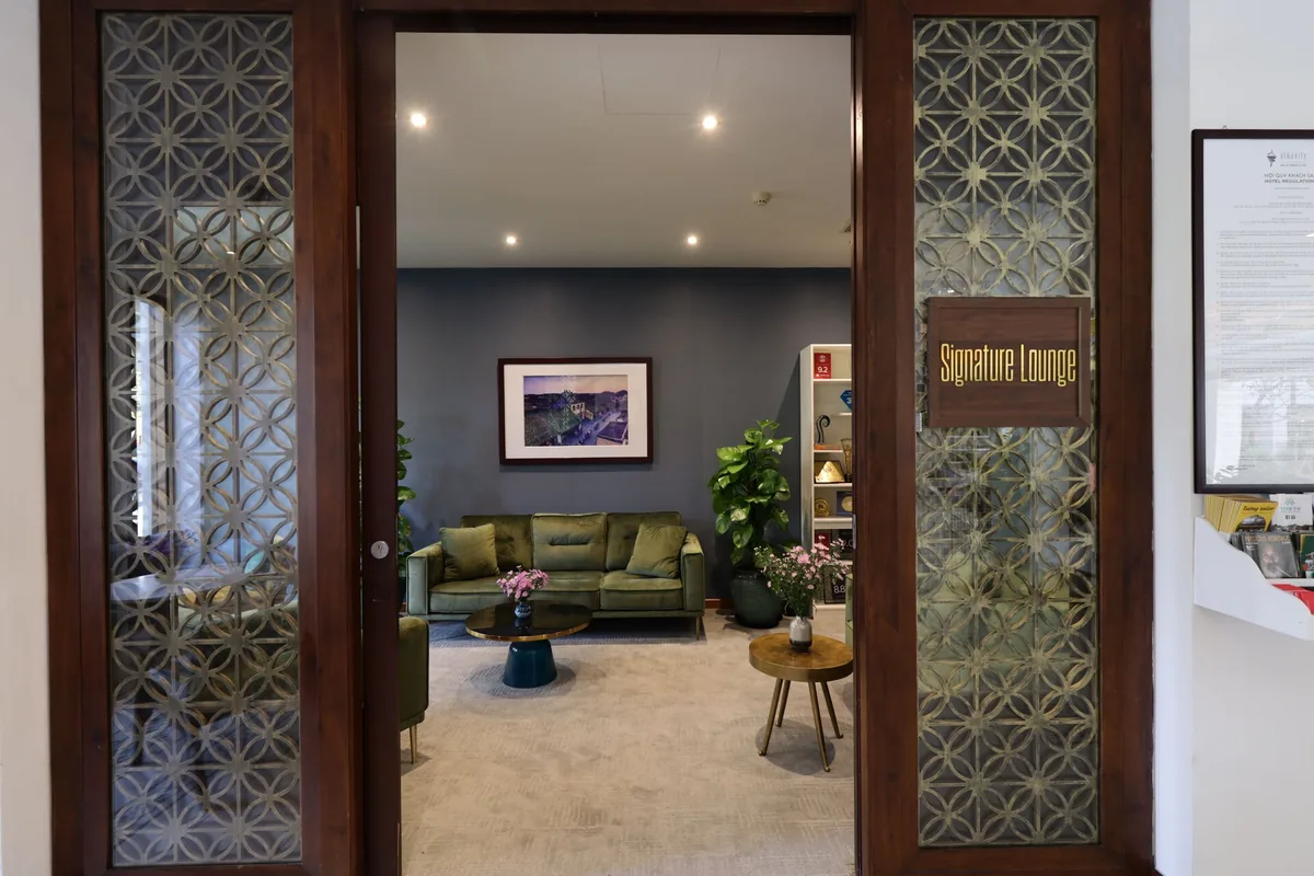 Junior suite workspace