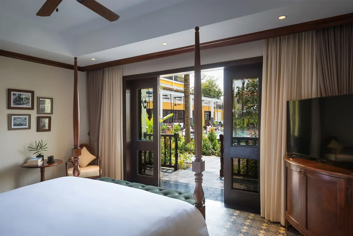 Club Wing duplex suite with separate lounge