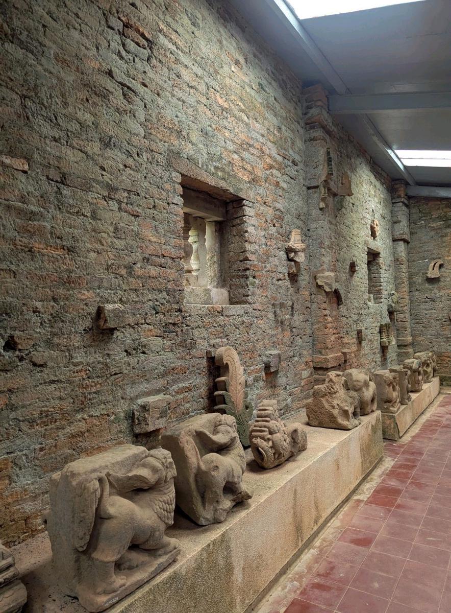 Electric car approaching Mỹ Sơn ruins