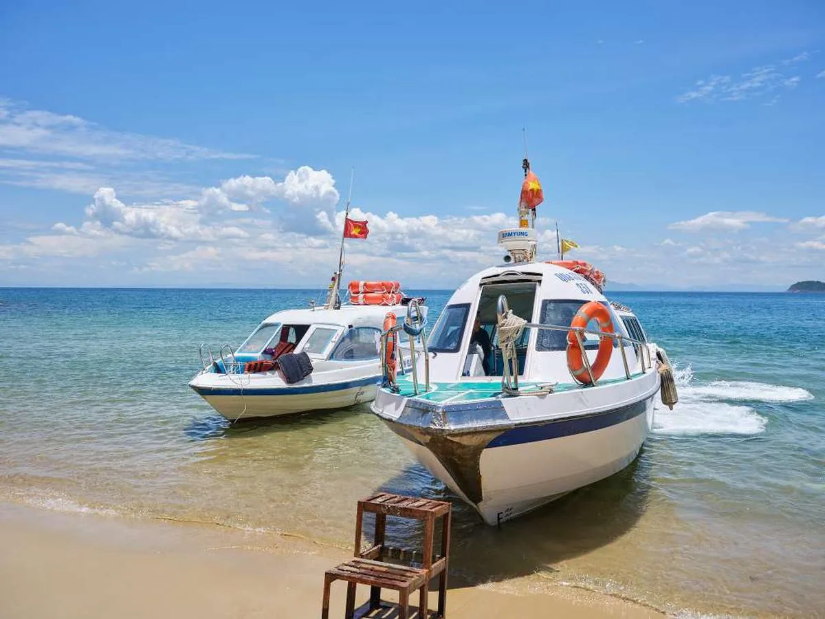 Bai Chồng shoreline with boats