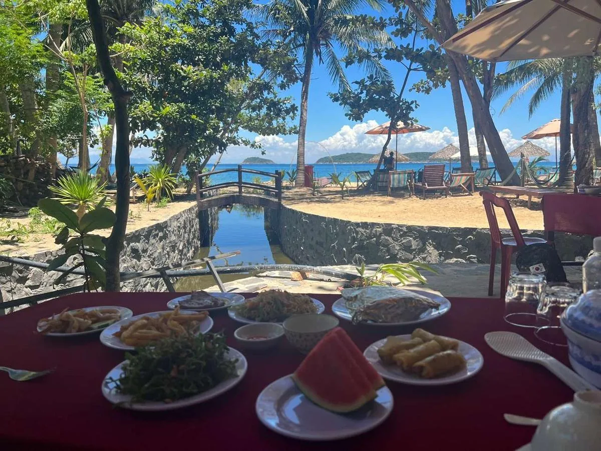 Lunch spread served at Bai Chong