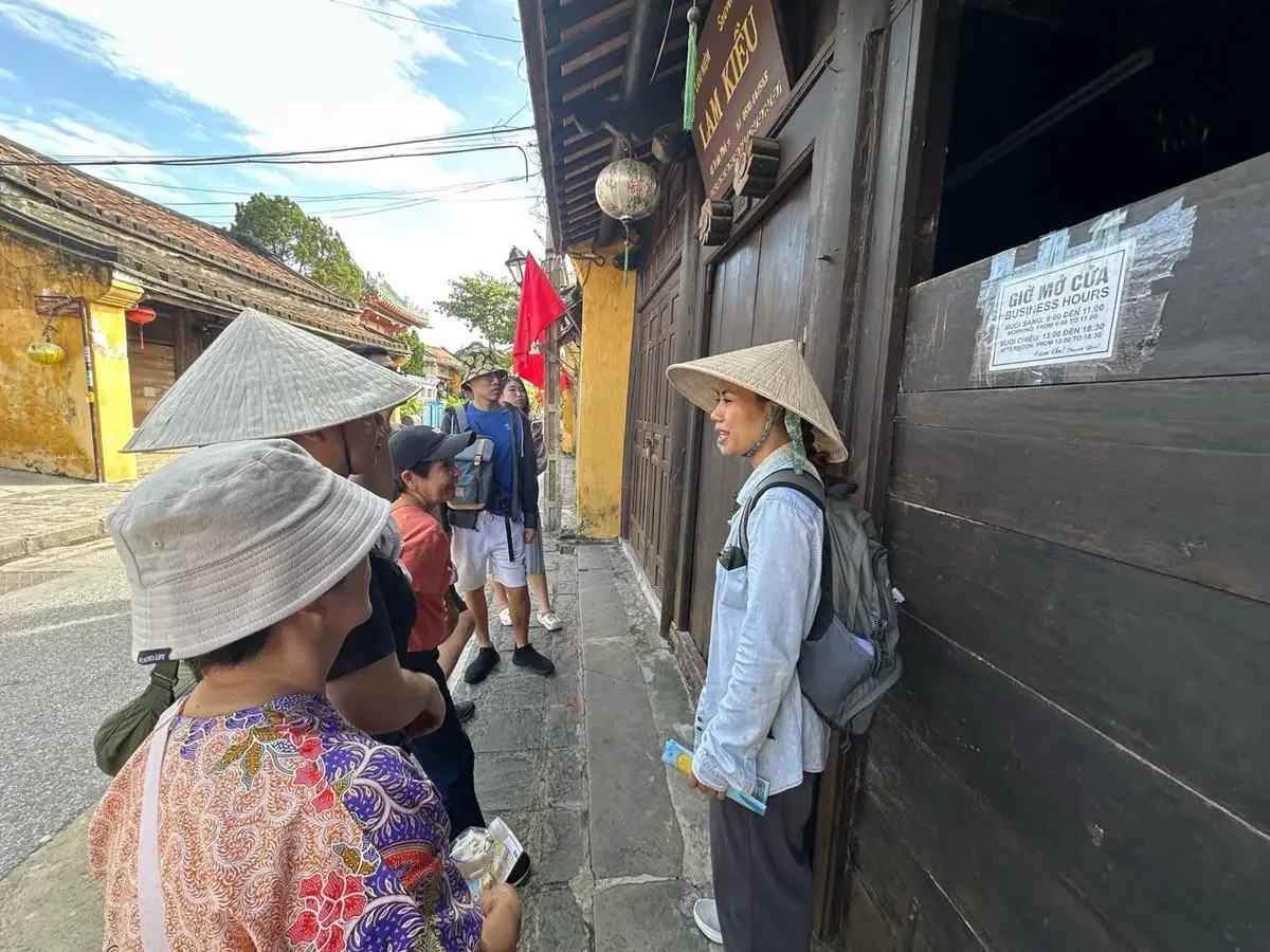 Guests playing Bai Chò musical bingo