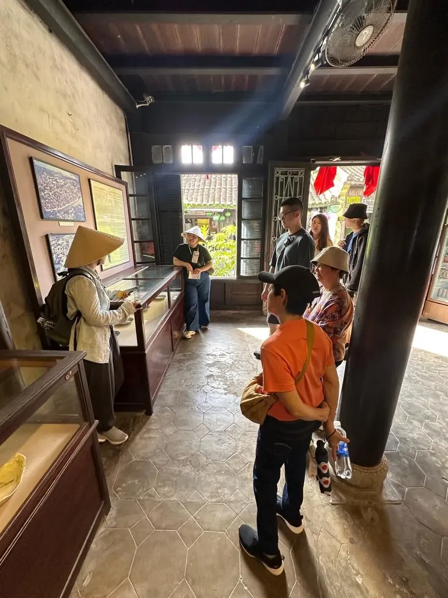 Live cultural performance with traditional instruments