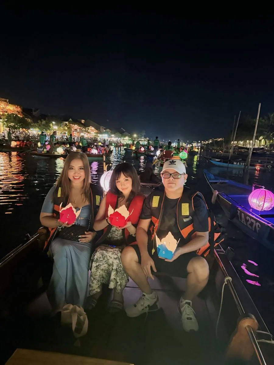 Crowds lining the Hoài River at night