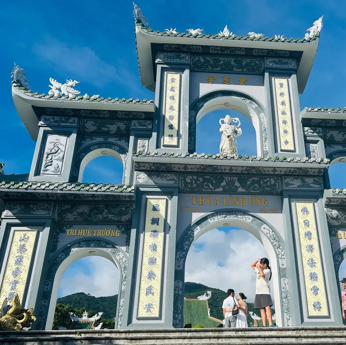 Entrance arch of Linh Ứng Pagoda