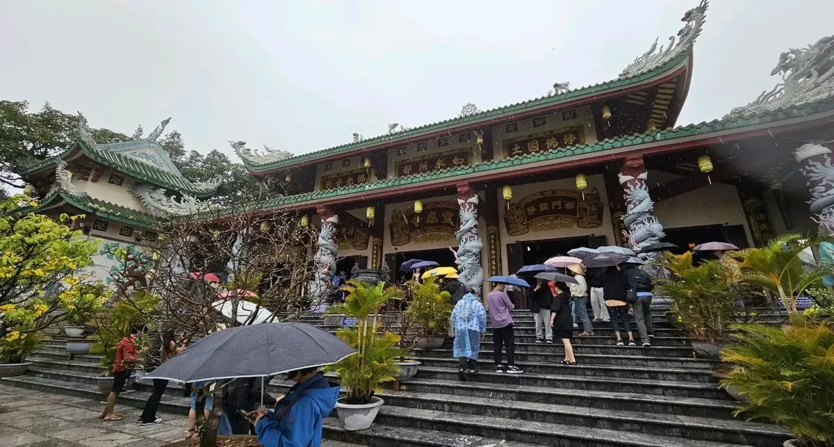 Temple visitors lining up in the rain